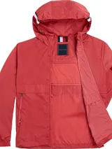 Campera Tommy Hilfiger color rojo con capucha, cierre de cremallera, dos bolsillos delanteros, puños y bajo elástico, detalles distintivos de la marca y logo en la manga.