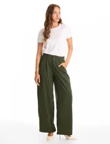 Pantalón palazzo de tiro alto en color verde militar, con diseño de doble abotonadura frontal, pinzas en la cintura y pierna ancha. Cuenta con cintura elástica en la parte posterior para mayor ajuste y bolsillos laterales funcionales.