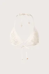 Top de bikini triangular color crema con cordones finos para anudar al cuello y espalda, decorado con bordados de cuentas en relieve sobre las copas.