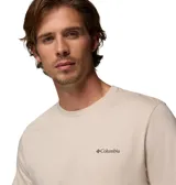 Remera de manga corta Columbia color gris claro, confeccionada en algodón orgánico. Presenta cuello redondo, calce cómodo y diseño clásico con pequeño logo impreso en el pecho.