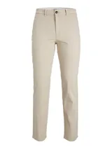Pantalón chino de corte regular, color beige, con tiro medio, cierre de cremallera y bolsillos laterales. Presenta un dobladillo en la botamanga.