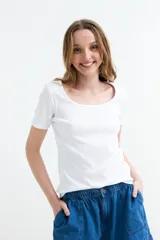 Remera blanca de manga corta confeccionada en tejido rib, con amplio cuello cuadrado y diseño ajustado.