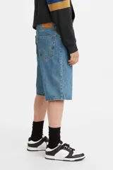 Bermuda de jean celeste de corte holgado.