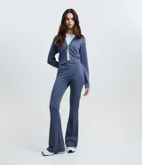 Pantalón flare de microfibra color azul, con cintura ancha y diseño acampanado desde la rodilla.