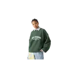 Buzo de cuello redondo Eme Studios modelo Suty Sycamore Reverse Crewneck, color verde oscuro, de manga larga y diseño holgado, con estampa tipográfica grande en contraste y bordes con efecto desgastado.