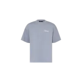 Remera oversize de color celeste grisáceo, confeccionada en algodón, con cuello redondo y pequeño estampado cursivo en el pecho.