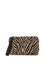 Cartera de mano compacta con estampado de cebra, cierre de cremallera superior y correa de muñeca desmontable de cuero sintético negro. Incluye detalles de herrajes dorados y un bolsillo interior con cremallera.