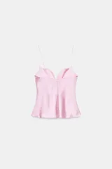 Top de breteles finos confeccionado en tejido satinado color rosa claro, con escote corazón y cierre lateral con cremallera oculta.
