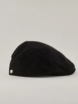 Boina de estilo clásico color negro, confeccionada en tejido de punto acanalado. Presenta una etiqueta rectangular con el logo de la marca Benson & Thomas en el lateral.