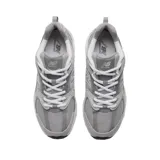 Championes New Balance modelo 530, color gris con detalles en blanco y plateado, confeccionados con malla transpirable y superposiciones de material sintético, con tecnología ABZORB en la suela.