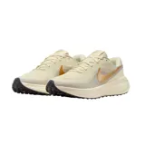 Championes de running Nike Revolution 8, color negro con suela blanca y logo lateral en blanco. Diseño de malla transpirable con refuerzos sintéticos y amortiguación ligera.