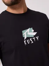 Remera de manga corta color blanco con estampado gráfico en la espalda que incluye el logo de la marca en negro sobre un fondo rectangular lila.