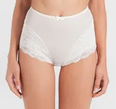 Bombacha faja de tiro alto color blanco, con detalle de puntilla combinada en los laterales.