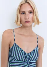 Vestido midi de corte recto con estampado de rayas verticales en tonos azules y verdes. Presenta escote en pico con detalle fruncido en el centro del busto y tirantes finos ajustables.