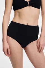 Bombacha de bikini tiro alto de color negro, confeccionada en tejido texturizado elastizado.