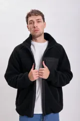 Campera de sherpa color negro con cierre frontal, cuello alto y bolsillo frontal con cierre en contraste.