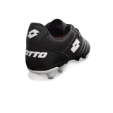 Championes de fútbol Lotto de cuero negro con detalles en blanco y bandera italiana en el lateral. Presenta suela con tapones para césped natural.