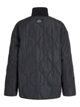 Campera acolchada de color gris oscuro, con diseño matelaseado de ondas, cuello alto en rib, cierre frontal con cremallera metálica y bolsillos frontales aplicados.