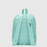 Mochila de diseño acolchado con acabado mate, compartimento principal con cierre, bolsillo frontal con cierre y correas acolchadas ajustables. Incluye compartimento interno para laptop de hasta 15 pulgadas y logo de la marca en la parte inferior.