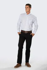 Pantalón clásico de gabardina de corte recto, con bolsillos traseros ojalados con botón y presillas para cinturón.