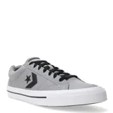 Championes Converse de corte bajo, confeccionados en lona de algodón color gris. Presentan el logo de la marca en el lateral en color negro, cordones negros y suela de goma blanca con una línea decorativa negra.