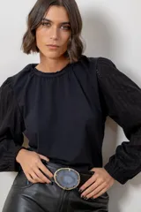 Remera de algodón con cuerpo en color beige y mangas largas abullonadas en color blanco. Presenta cuello redondo con frunces y puños elásticos.
