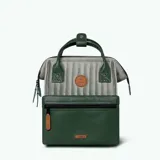Mochila Cabaia modelo Adventurer Calcutta, color gris con detalles en verde. Cuenta con sistema MOLLE, compartimento acolchado para tablet o PC, correa para sujetar a la maleta y tirantes acolchados antitranspirantes.