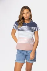 Remera rayada de manga corta con cuello redondo y cierre frontal parcial con botones.