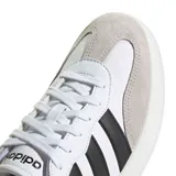 Championes Adidas Barreda blancos con detalles en negro y gris. Capellada de cuero sintético y gamuza, puntera tipo "T‑Toe", interior textil y suela cupsole de goma.