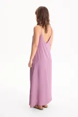 Vestido largo negro de viscosa, sin mangas y con tirantes finos, de corte holgado y fluido.