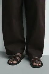 Sandalia plana para hombre de color verde militar, con diseño multitiras y sujeción para el dedo.