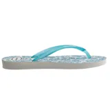 Chancletas Havaianas modelo Slim Daydream, con estampado paisley en tonos azules sobre base blanca y tiras finas de PVC en color celeste.