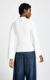 Sweater de tejido de punto acanalado en color blanco, con cuello alto y mangas largas con terminación acampanada.