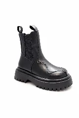 Botas negras de caña media con elástico lateral, suela track y costuras decorativas en la parte superior. Incluye tiradores en la parte trasera.