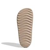 Chanclas tipo slide Adidas Adilette Lumia, color beige, con diseño ergonómico de una sola pieza, suela con ranuras flexibles y logo de la marca grabado en el lateral.