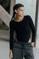 Body negro de microfibra con escote a la base, mangas largas y broche snap en el tiro.