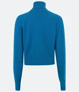 Blusa básica de punto marca Blue Steel, con cuello alto y manga larga. Confeccionada en tejido de punto recto con textura suave y cómoda.