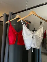 Top de satén con encaje, con tirantes finos y lazo en el centro.