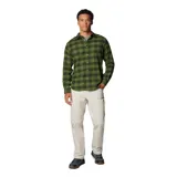 Camisa de franela Columbia de manga larga con estampado de cuadros grandes en tonos verde y negro. Presenta cuello clásico, cierre frontal con botones y un bolsillo en el pecho con cierre de botón y logo de la marca.