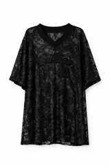 Remerón de encaje negro con diseño de cuello en V y mangas cortas. Presenta un estampado frontal bordado con texto y el número 32.