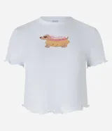Remera de algodón, modelo baby look, color blanco, con mangas cortas, cuello redondo, estampa de perrito "special delivery" y bordes ondulados.