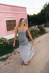 Vestido midi con diseño de dos piezas simuladas, cuerpo superior ajustado tipo strapless en lycra y falda inferior fluida en gasa con caída asimétrica.