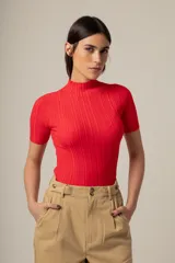 Camiseta de punto acanalado en color rojo, con cuello alto y mangas cortas, de ajuste al cuerpo.