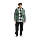 Campera parka de microfibra con relleno de guata y forro interior tipo polar. Presenta cierre frontal completo, capucha ajustable con cordones, dos bolsillos superiores con solapa y cierre, y dos bolsillos laterales. Cuenta con recubrimiento resistente al agua y al viento.