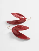 Caravanas colgantes con diseño de pétalos en acrílico de color rojo intenso y cierre de gancho metálico.