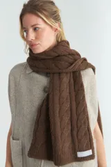 Bufanda marrón de tejido de punto industrial con diseño de ochos cruzados.