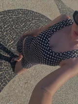 Mini short negro con estampado de hojas de palmera.