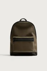 Mochila verde militar con detalles en negro, compartimento principal con cierre, bolsillo frontal con cierre y asa de mano superior.