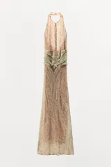 Vestido midi de viscosa con estampado floral, cuello halter con abertura frontal y hombros descubiertos. Presenta un detalle de cinturón ajustable con lazada a contraste en la cintura y cierre posterior con botones.
