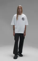 Remera blanca de corte oversize con estampa frontal de Goku sobre la nube voladora rodeado de las esferas del dragón.